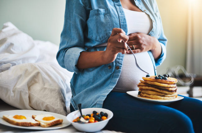 Mẹ bầu tiêu thụ nhiều thực phẩm trong quá trình thai nghén