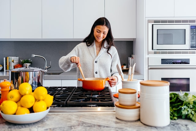 Nấu ăn tại nhà giúp bạn kiểm soát lượng calo và tiết kiệm tiền bạc 