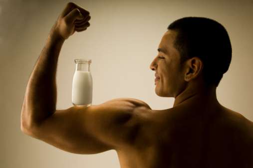 Uống sữa giúp tăng cơ bắp